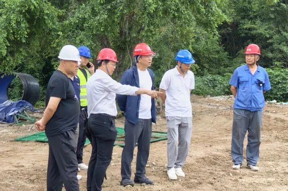 沈陽水務(wù)集團副總經(jīng)理王金鵬到沈陽市西部區(qū)域近期（遼中區(qū)）供水工程轉(zhuǎn)輸泵站檢查指導工作.jpg