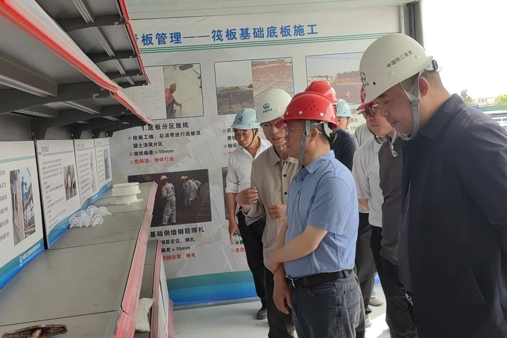 南京市六合區(qū)人大常委會副主任、龍袍新城常務副指揮長薛其松到南京龍袍項目檢查指導工作.jpg